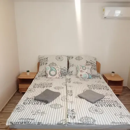 Koeroestorok Apartmanhaz Чонград