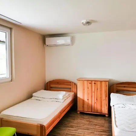 Koeroestorok Apartmanhaz * Чонград